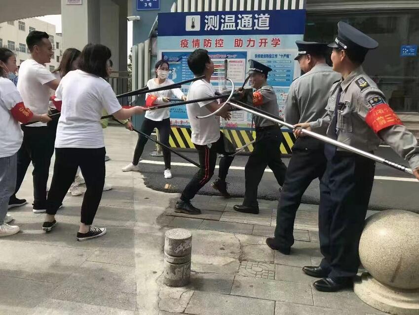 公安分局內(nèi)保大隊(duì)、獵鷹保安公司聯(lián)合開展校園反恐防暴演練活動(dòng)