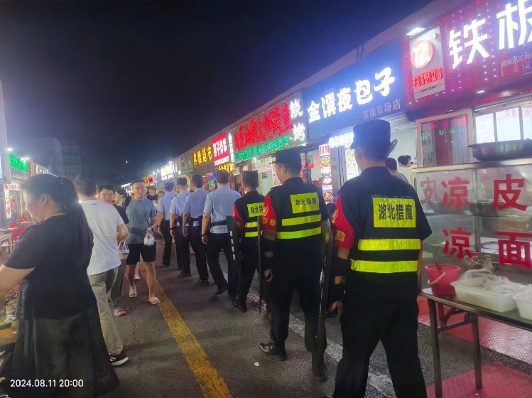 面對(duì)不同的工作環(huán)境和需求，保安工作人員該如何應(yīng)對(duì)？