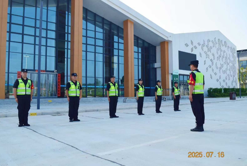湖北獵鷹保安公司無(wú)畏“烤”驗(yàn)，開(kāi)展交通指引手勢(shì)專(zhuān)題培訓(xùn)